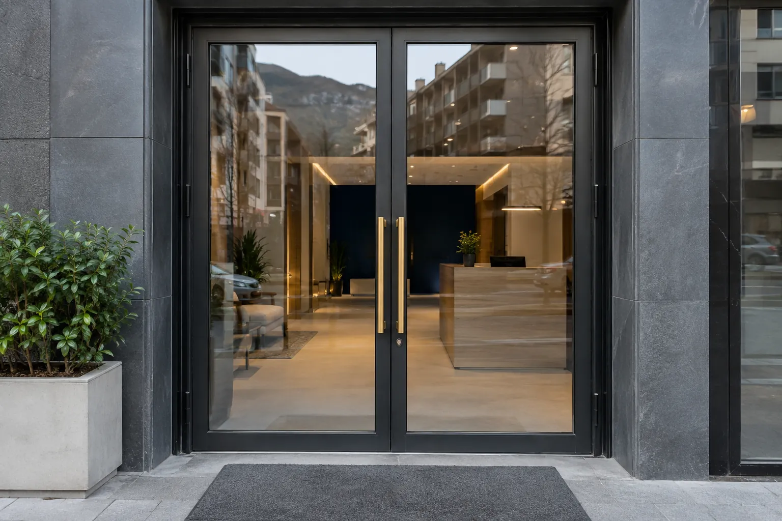 Entrada vidrada del coworking, amb accés des de la vorera