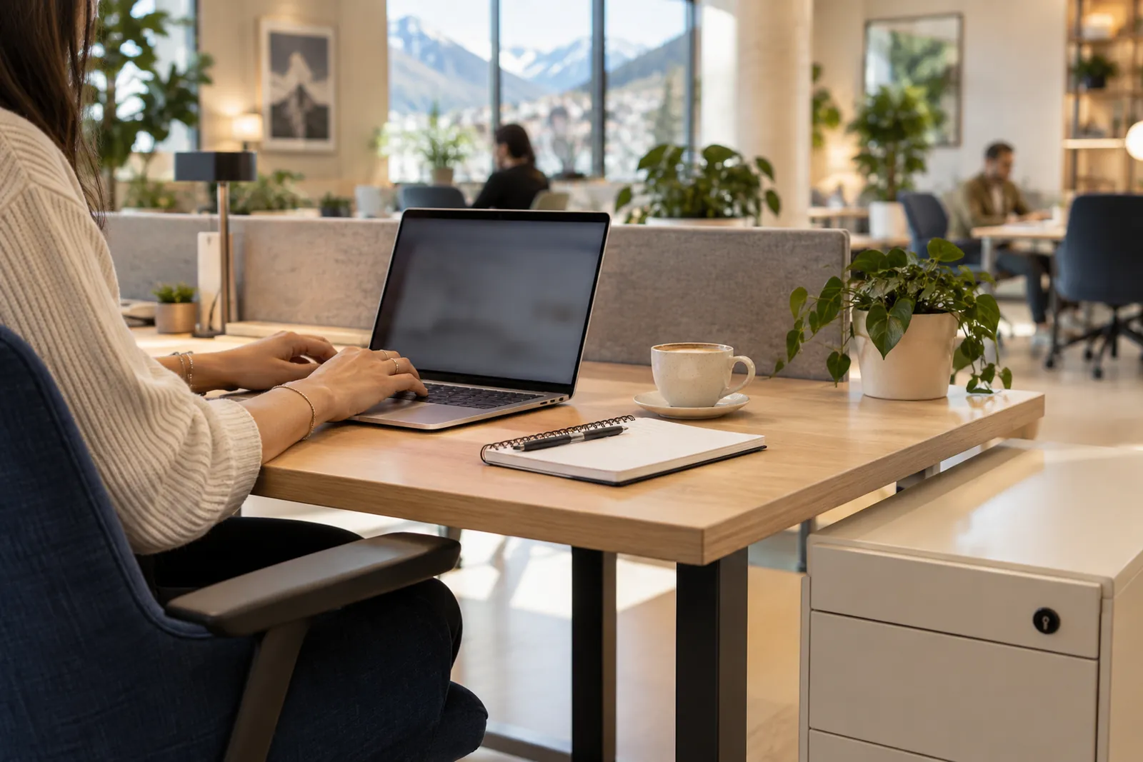Mesa flexible en la zona abierta del coworking LKR Global
